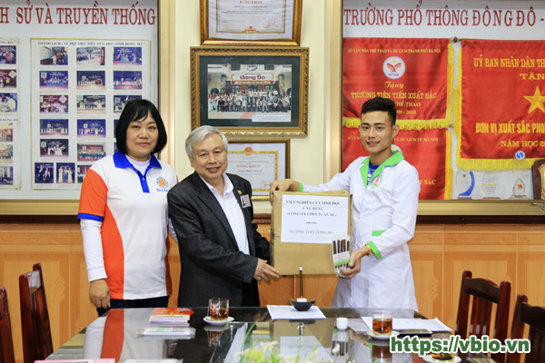Hành trình nhân đạo của VBio tặng quà cho trường THPT Đông Đô