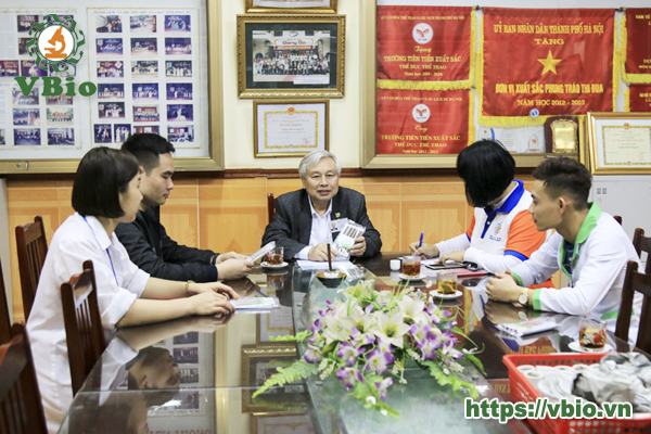 Đại diện của VBio (áo trắng) tặng quà cho trường THPT Đông Đô
